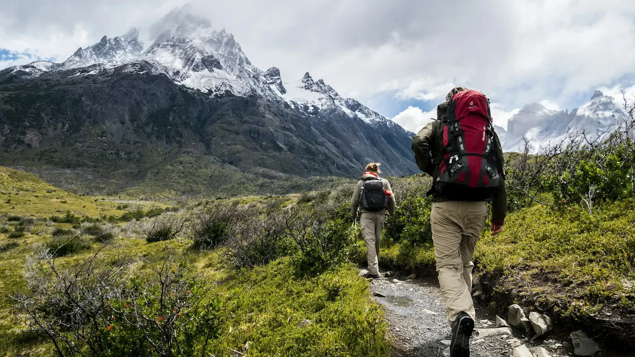 Groupe de randonneurs en marche d'observation dans les gorges de la Sioule
